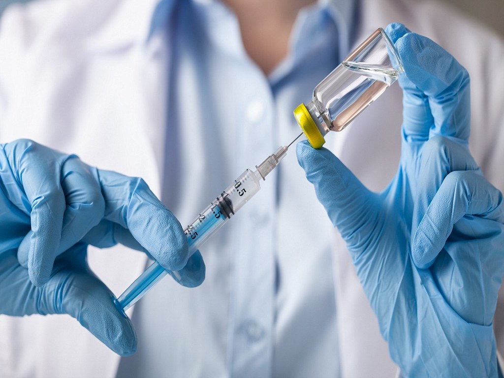 Governo do Reino Unido apoiará testes de vacina contra Covid-19 que infectam voluntários